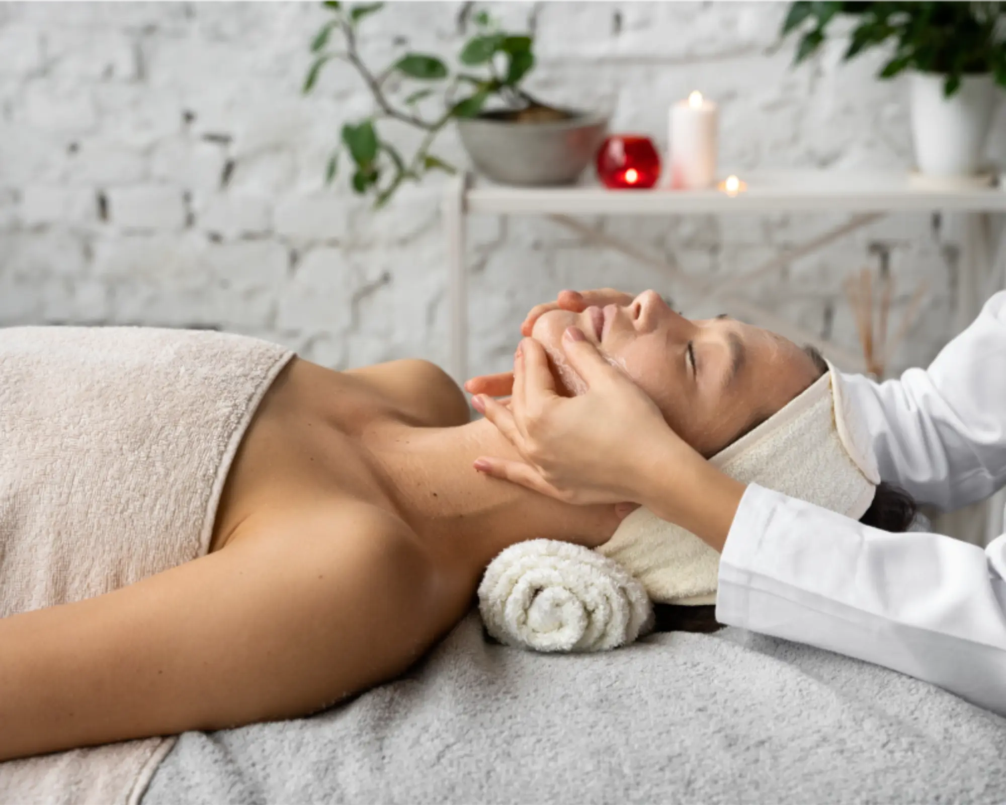 vue-laterale-femme-se-faire-masser-au-spa (1)